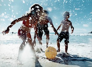 Florian Geiss, a London photographer with Horton-Stephens, captures lifestyle images of people having fun outdoors, drinking natural and authentic drinks.photography agency london. Water and marine imagery with children playing, candid.
